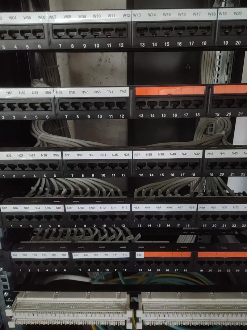 配线架安装 像针线活般细心，稳如磐石的网络基石